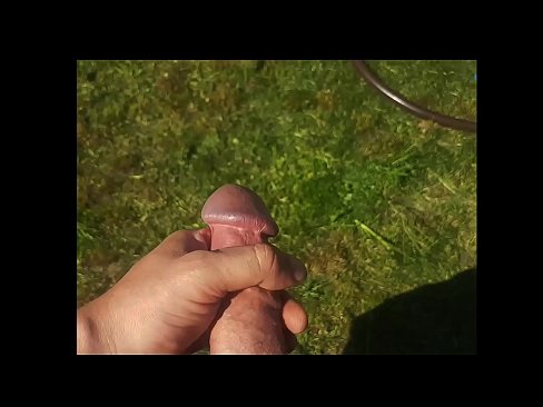 ❤️ Bidh hottie a 'faighinn a pussy pinc fucked agus cums le squirt ann an gàrradh samhraidh ️❌ Bhidio fucking leinn