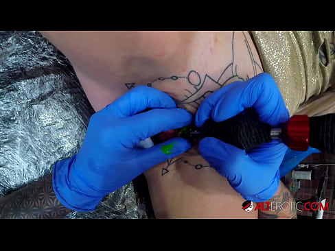 ❤️ Fìor tattooed hottie Sully Savage fhuair tattoo air a clitoris ️❌  Bhidio fucking  leinn