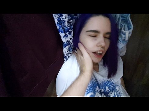 ❤️ Lorg mi mo sis anns a’ chlòsaid agus chuidich i cum ️❌ Bhidio fucking leinn